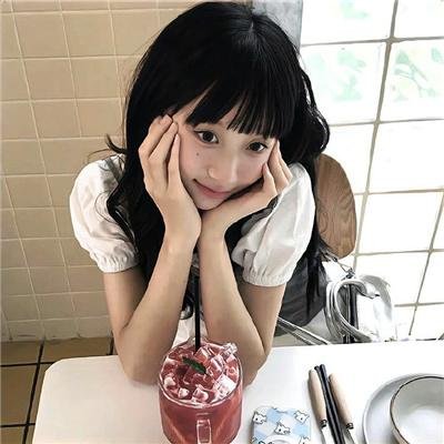 院子里的女人